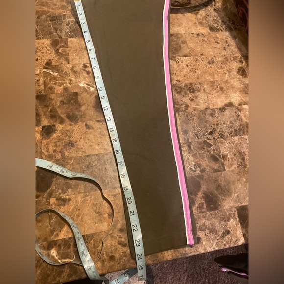 Danskin Brown and Pink Activewear
Women’s Leggings
New
Size 8-10 Medium - Picture 3 of 3